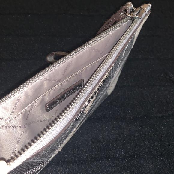Michael Kors XL Wristlet Clutch Silver Metallic Patchwork w card slots top EUC - Picture 10 of 17